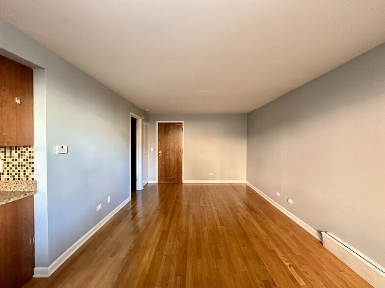 Building Photo - 5820 N Sheridan Rd