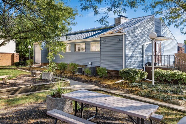 Building Photo - 1766 Willoway Cir S