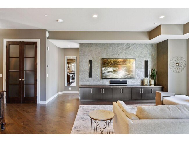 Building Photo - 555 Oak Ridge Pl