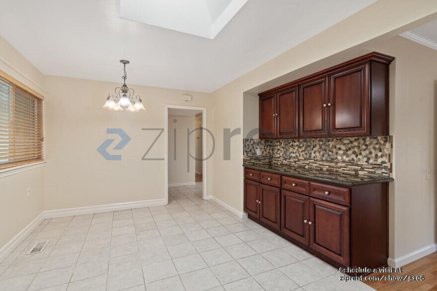 Building Photo - 1565 Klamath Dr