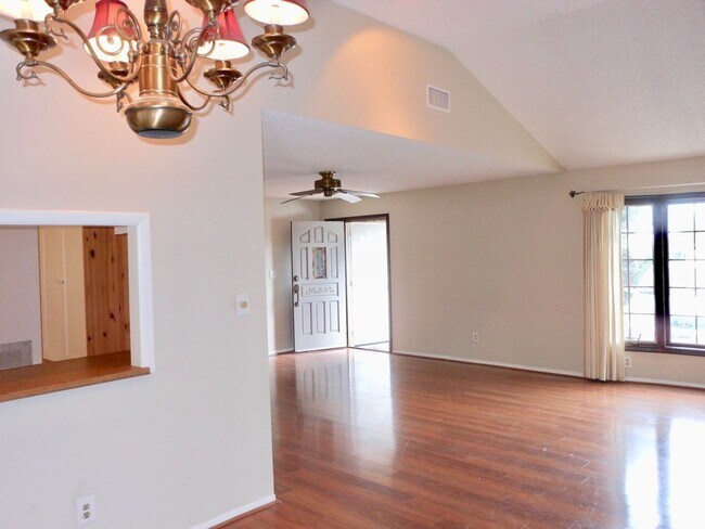 Building Photo - FOR RENT: Charming Single Level House, Pri...