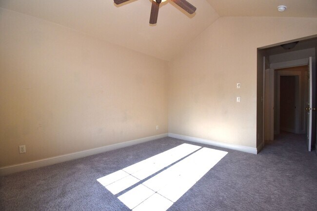Building Photo - Fantastic end unit condo in Westgate subdi...