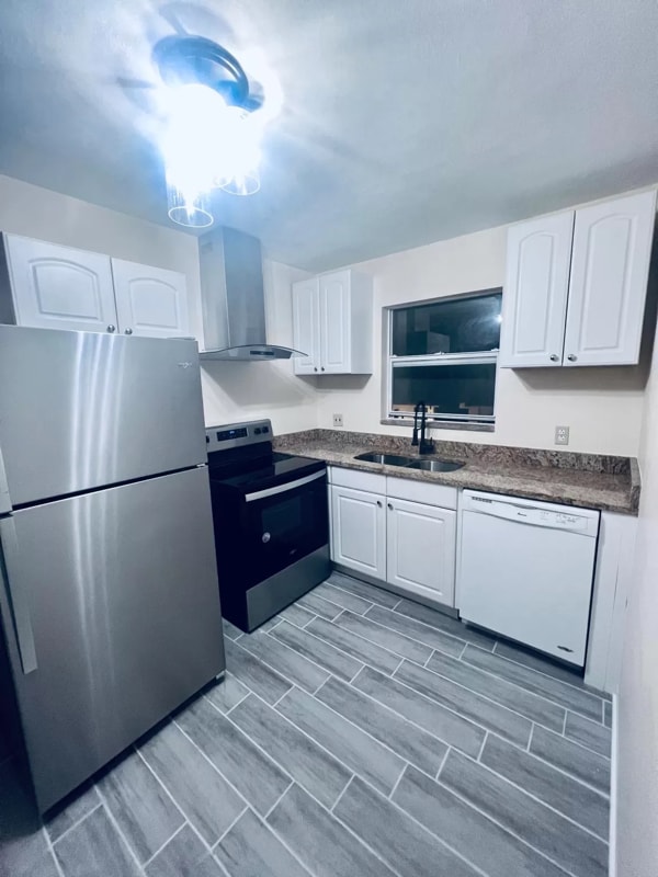 Building Photo - 5645 Central Ave