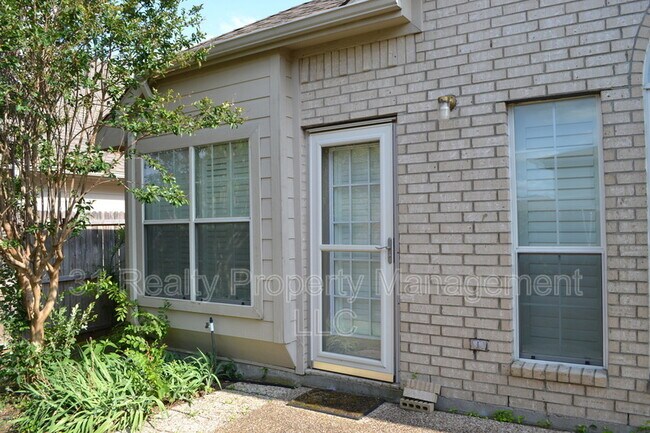 Building Photo - 5404 Briarwood Dr