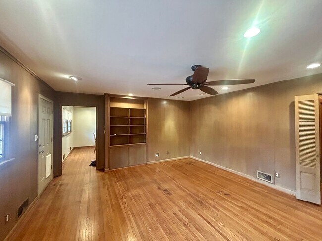 Building Photo - Great ranch style home located on a large ...