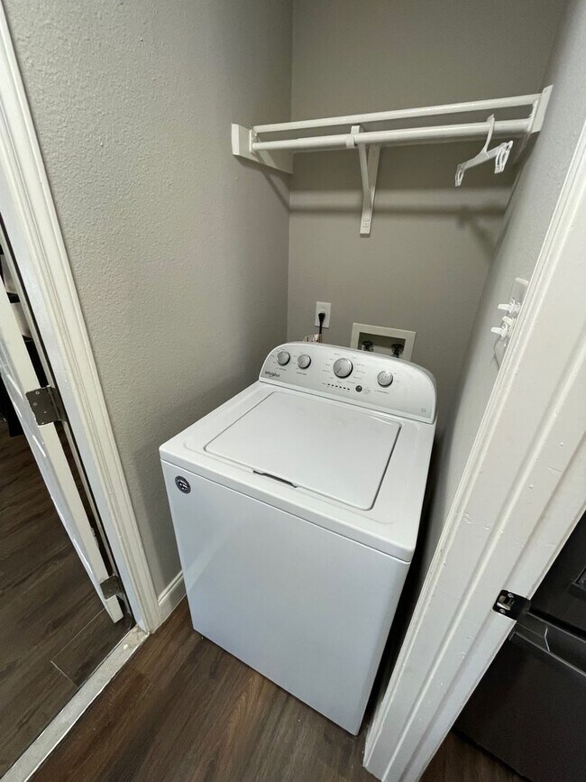 Building Photo - Charming Single-Story, 3Bed/2Bath Gem Minutes from Southtown