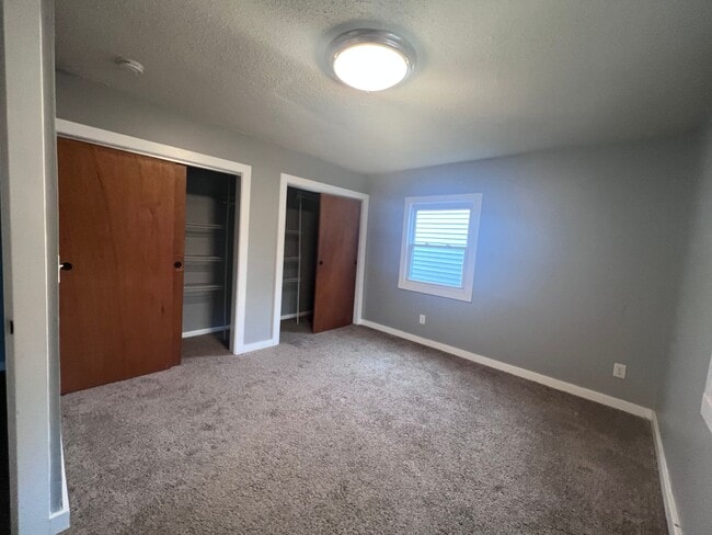 Building Photo - Adorable 2 bedroom with a bonus room!