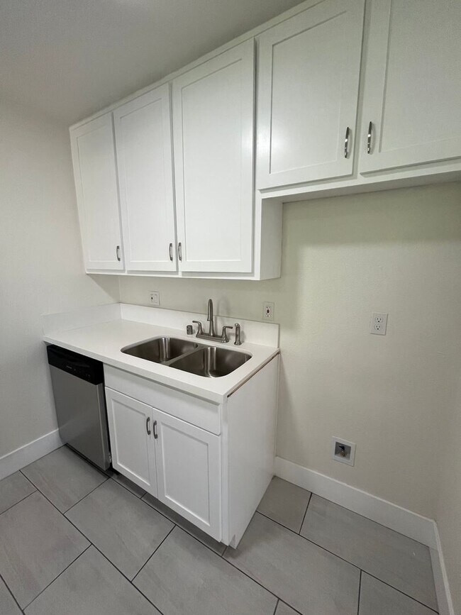 Building Photo - Brand new remodel unit! Must see
