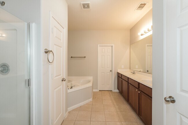 Building Photo - 2027 Golden Topaz Dr