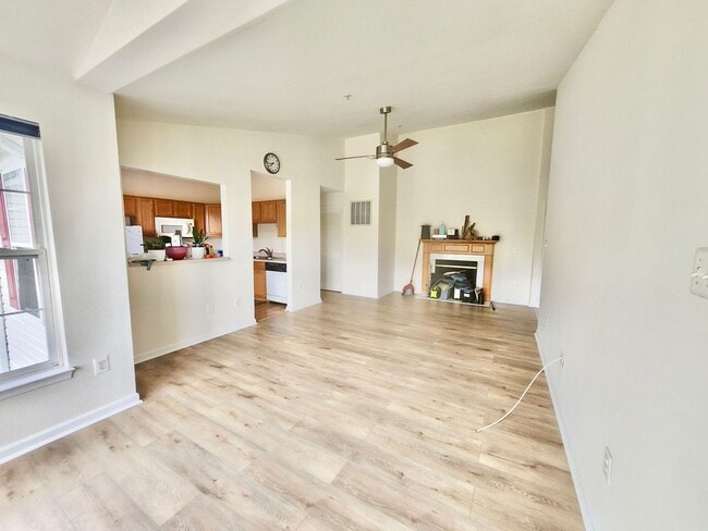 Building Photo - Bright Condo in Convenient Location