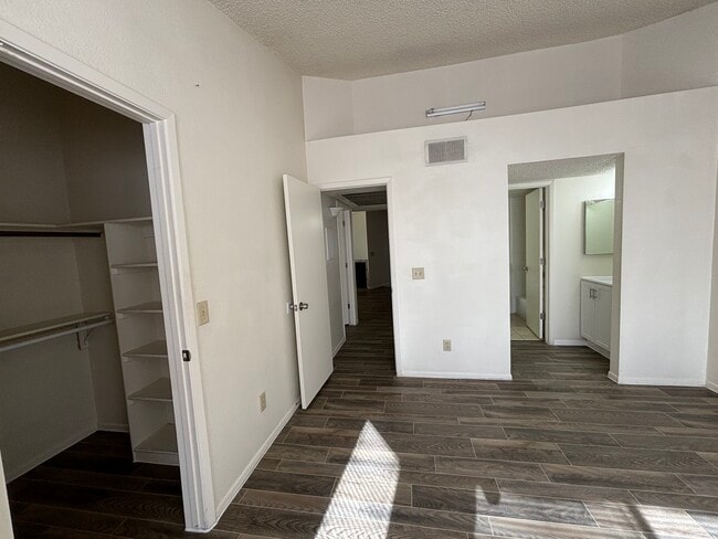 Building Photo - 1714 W Park Wood Ln