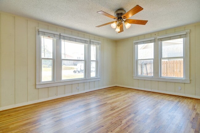 Building Photo - 2 Bedroom Bungalow