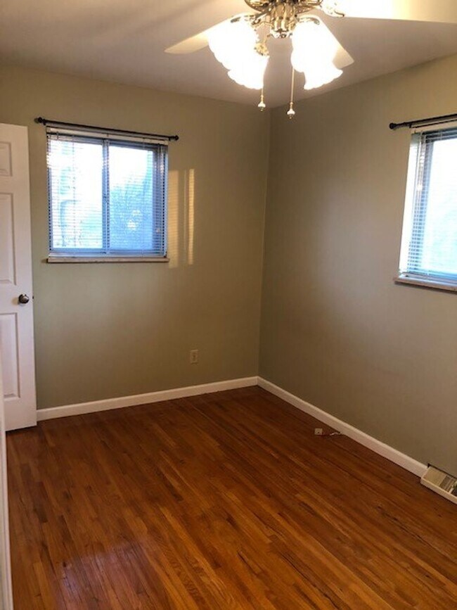 Building Photo - 3 BR 2 BA Ranch