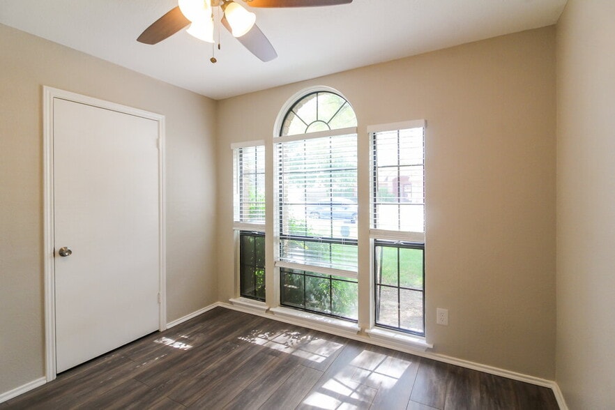 Building Photo - 912 Blewitt Dr