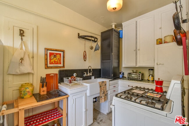 Building Photo - 8437 Waring Ave