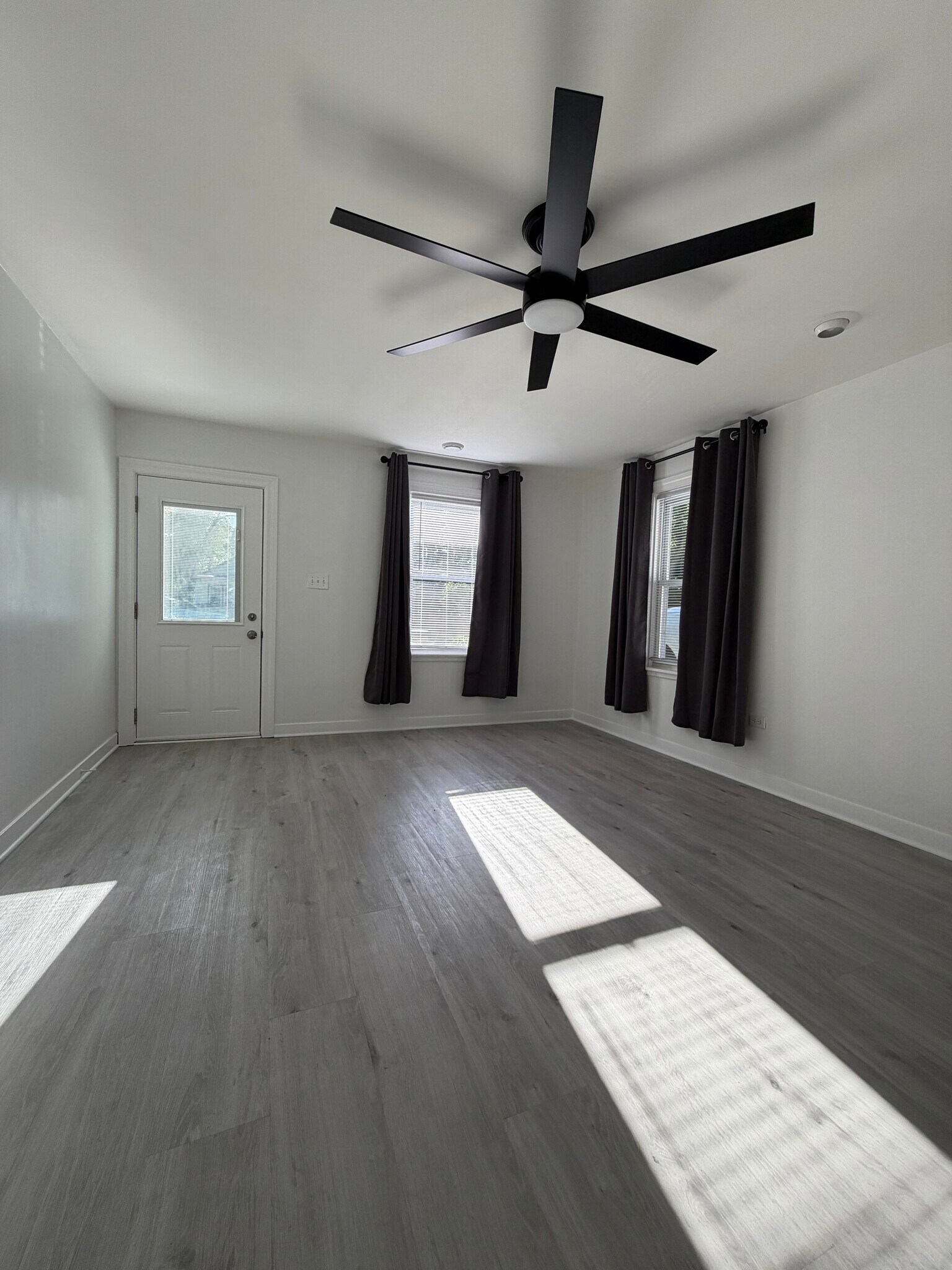 Living room - 3206 S Waterview Ave