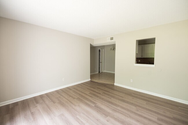Building Photo - 2 Bed, 1 Bath Condo off Wendover Ave Green...