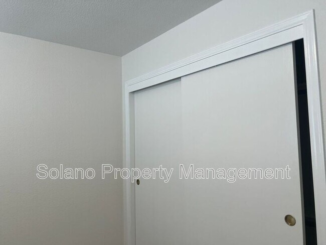 Building Photo - 142 Hillview Dr