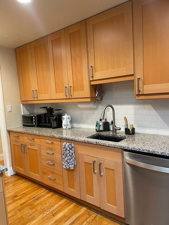 Building Photo - Charming 3 bedroom home in quiet neighborhood with detached office!