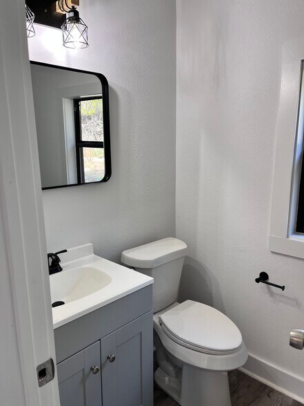 Ensuite bathroom - 1565 Pump Station Rd