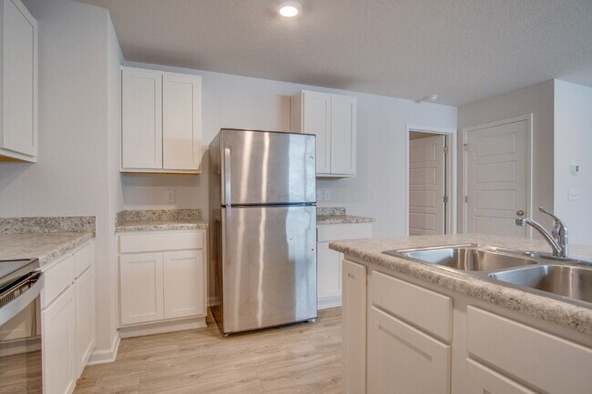 Building Photo - North Pensacola newer construction home– O...