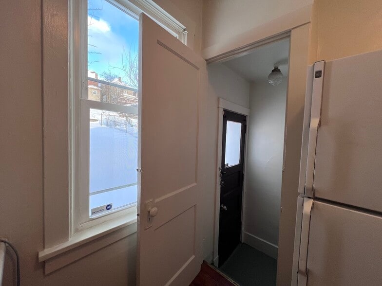 Building Photo - 827 Norwich Ave