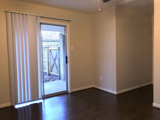 Building Photo - 615SB