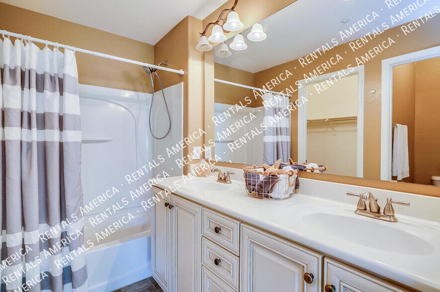 Building Photo - 2727 S Equestrian Dr