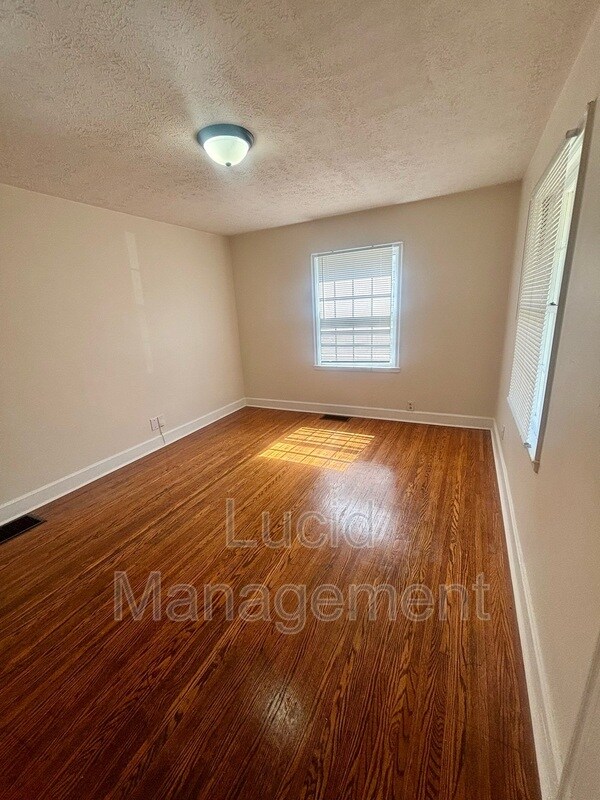 Building Photo - 1305 Larchmont Ave