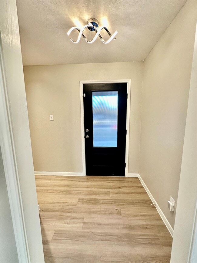 Building Photo - 1102 Serenada Dr