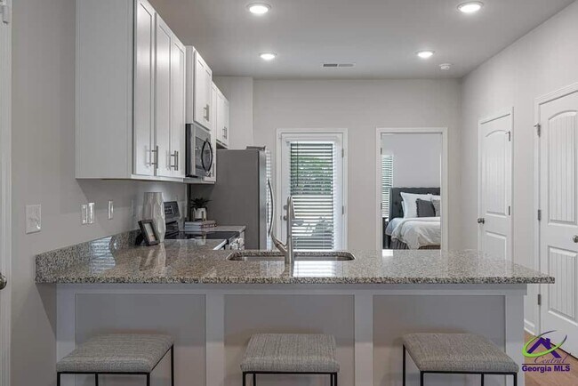 Building Photo - 827 Trenton Dr