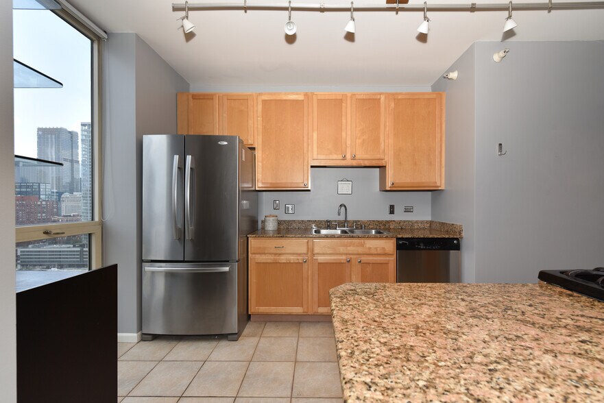 Ample sized kitchen - 645 N Kingsbury St