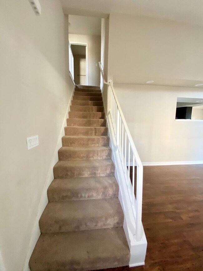 Building Photo - Three Bedroom, 2.5 Bath - Thousand Oaks