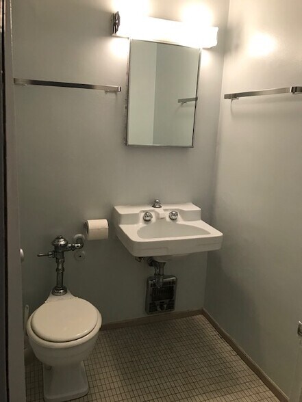 bathroom - 1450 E 55th Pl