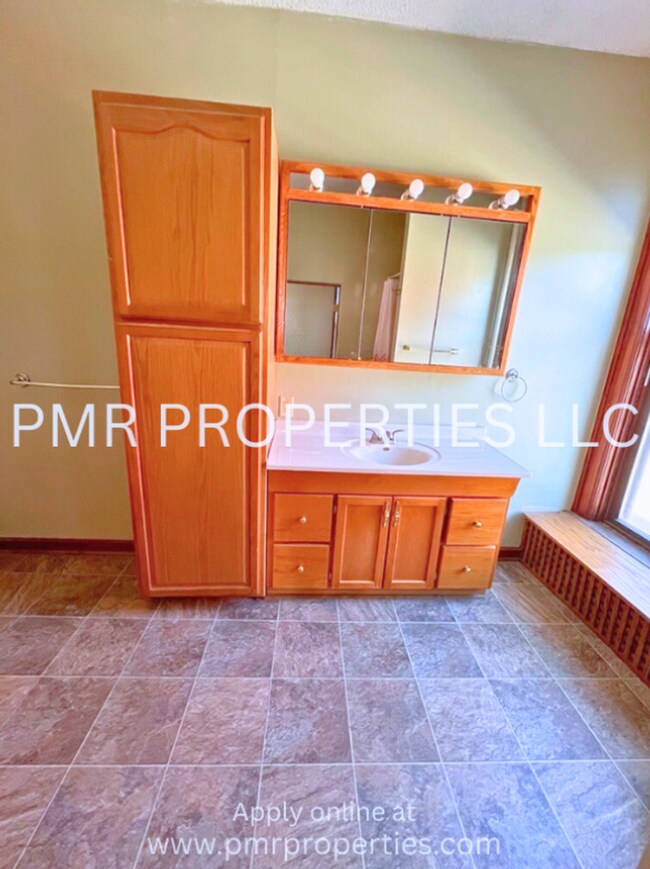 Building Photo - Red Oak Apartments