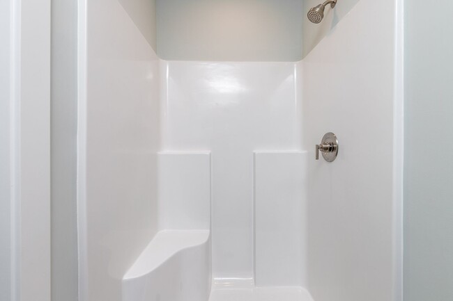 Building Photo - 3 Bedroom Townhome each with en-suite bath...