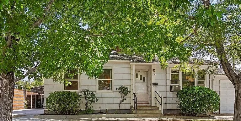 Primary Photo - 250 Bartlett St