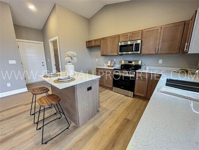 Building Photo - Stunning 4 bedroom, 3 bath Ranch Style Hom...
