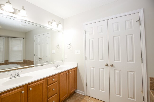 Building Photo - "Charming 4-Bedroom Home with Granite Coun...