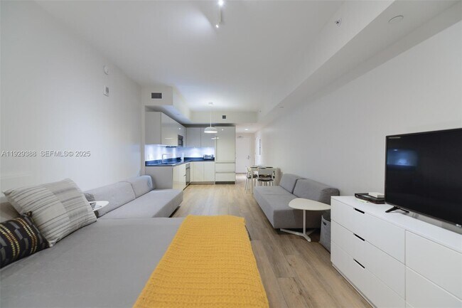 Building Photo - 1010 Brickell Ave