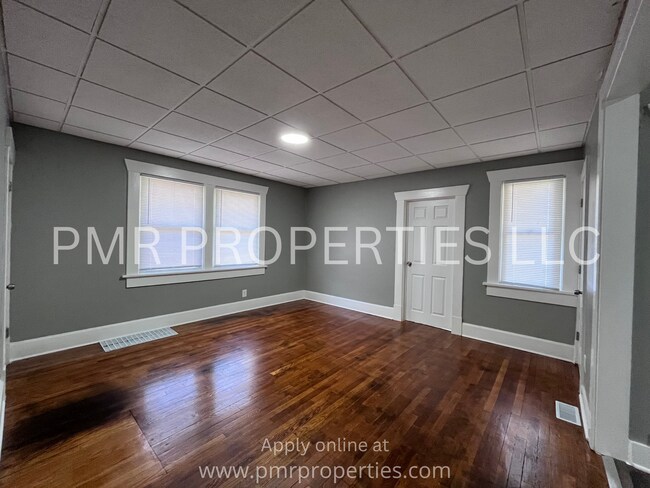 Building Photo - 2 Bedrooms / 1 Bathroom House