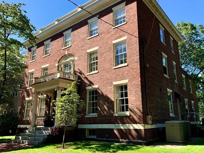 Building Photo - 17 Farrar St