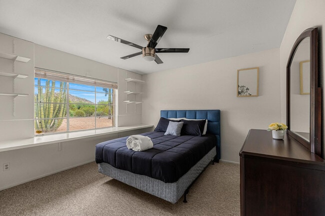 Building Photo - 5901 E Cactus Wren Rd