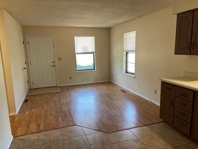 Building Photo - Great Duplex!