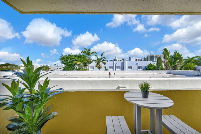 Building Photo - 1334 Collins Ave