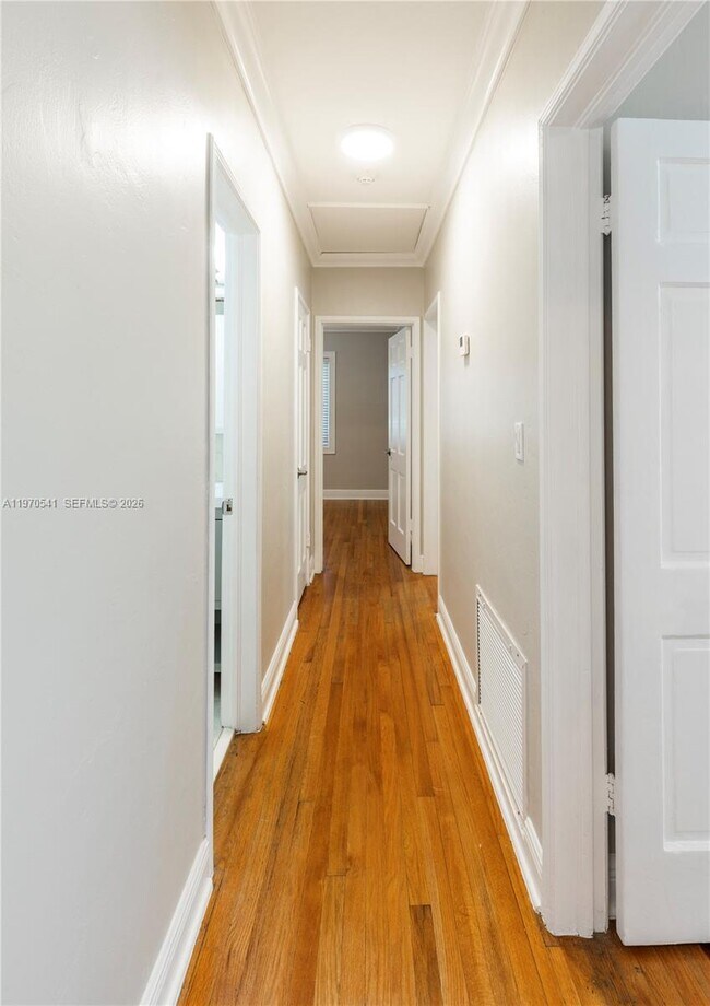 Building Photo - 1350 Mendavia Ave