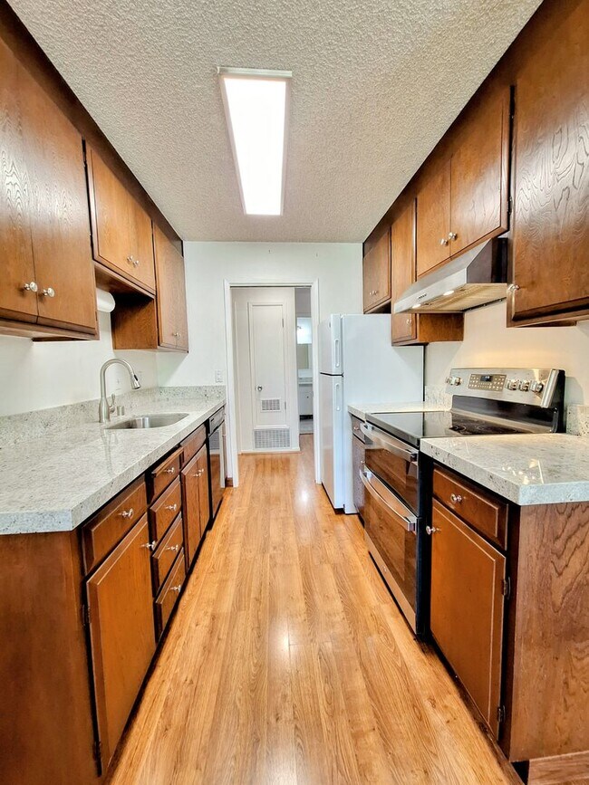 Building Photo - Spacious Second Floor 1bd Condo in Great P...