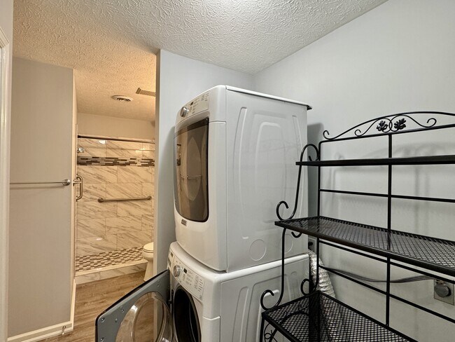 Building Photo - 101 Pinewood Dr