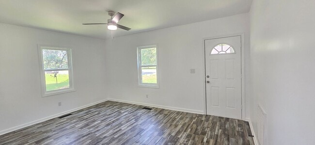 Building Photo - Renovated 2 bedroom 1 bathroom cape in War...