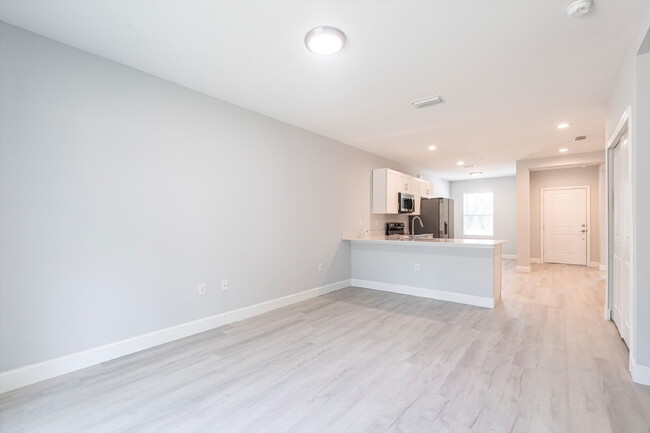 Building Photo - BRAND NEW Construction, 3 bed / 2 bath Ren...